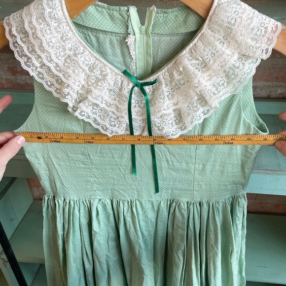 Vintage green dress with lace and bows - Picture 4 of 9